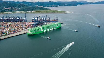 深圳大鵬海關(guān)創(chuàng)新服務(wù)模式，助力鹽田港擴展全球新航線與電子商務(wù)發(fā)展